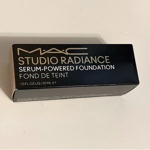 MAC Studio Radiance Serum Powdered Foundation C4.5
